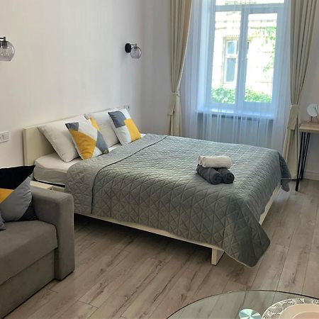 Iris Apartment On Popovich Lviv Bagian luar foto