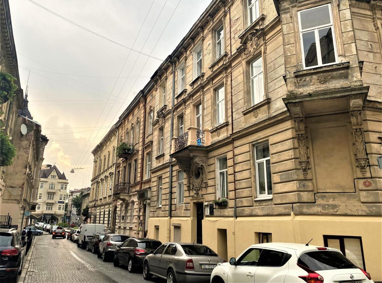 Iris Apartment On Popovich Lviv Bagian luar foto