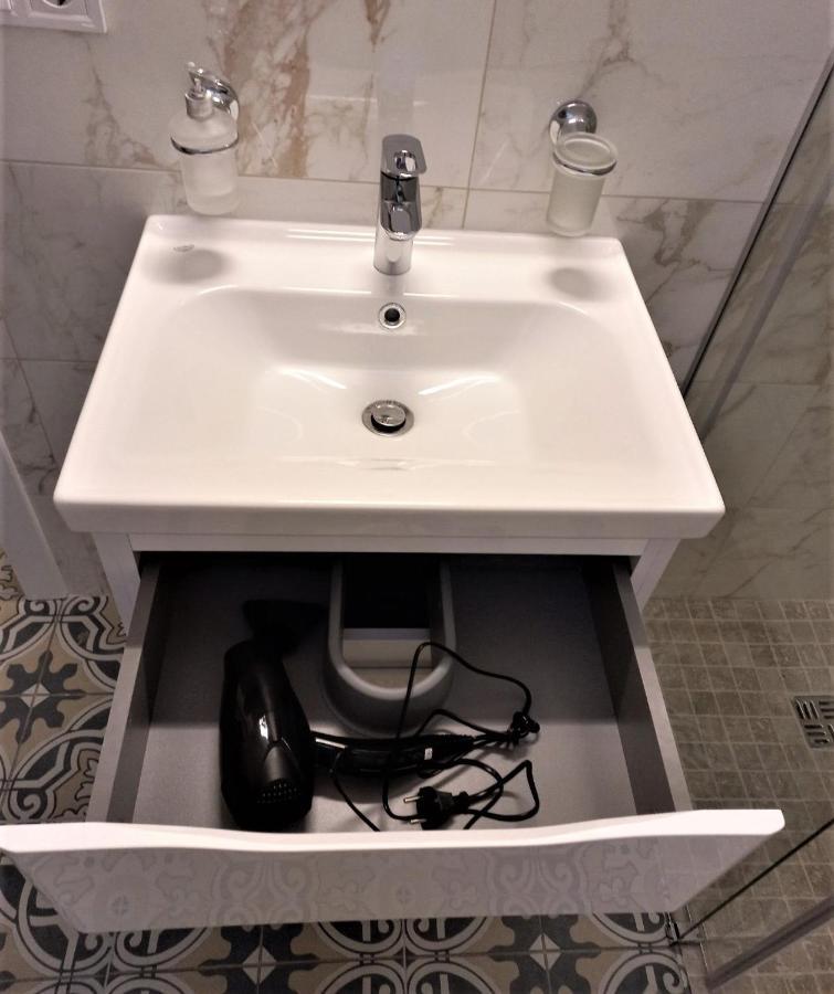 Iris Apartment On Popovich Lviv Bagian luar foto