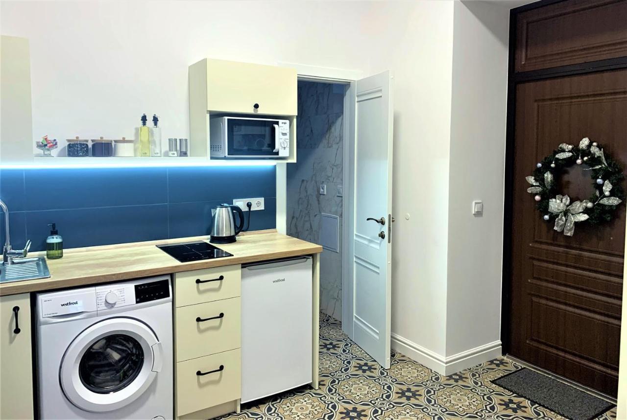 Iris Apartment On Popovich Lviv Bagian luar foto