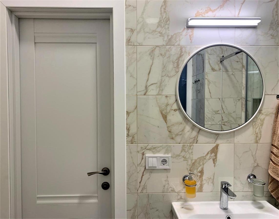 Iris Apartment On Popovich Lviv Bagian luar foto