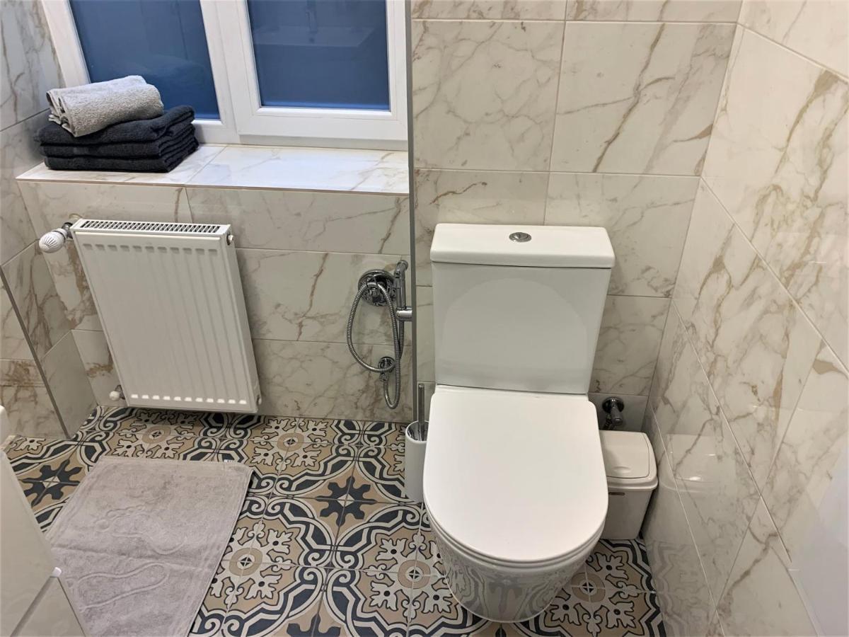 Iris Apartment On Popovich Lviv Bagian luar foto