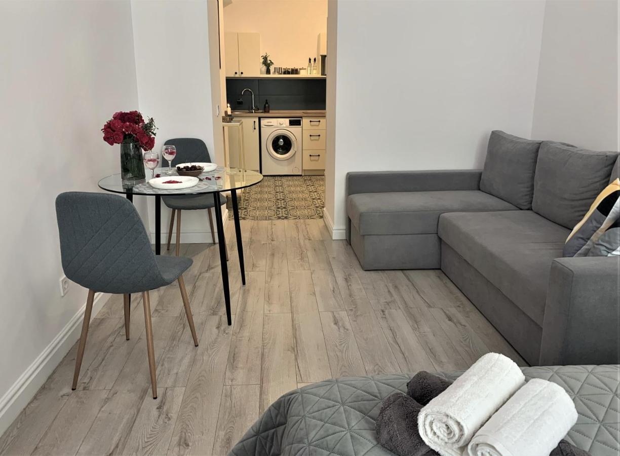 Iris Apartment On Popovich Lviv Bagian luar foto