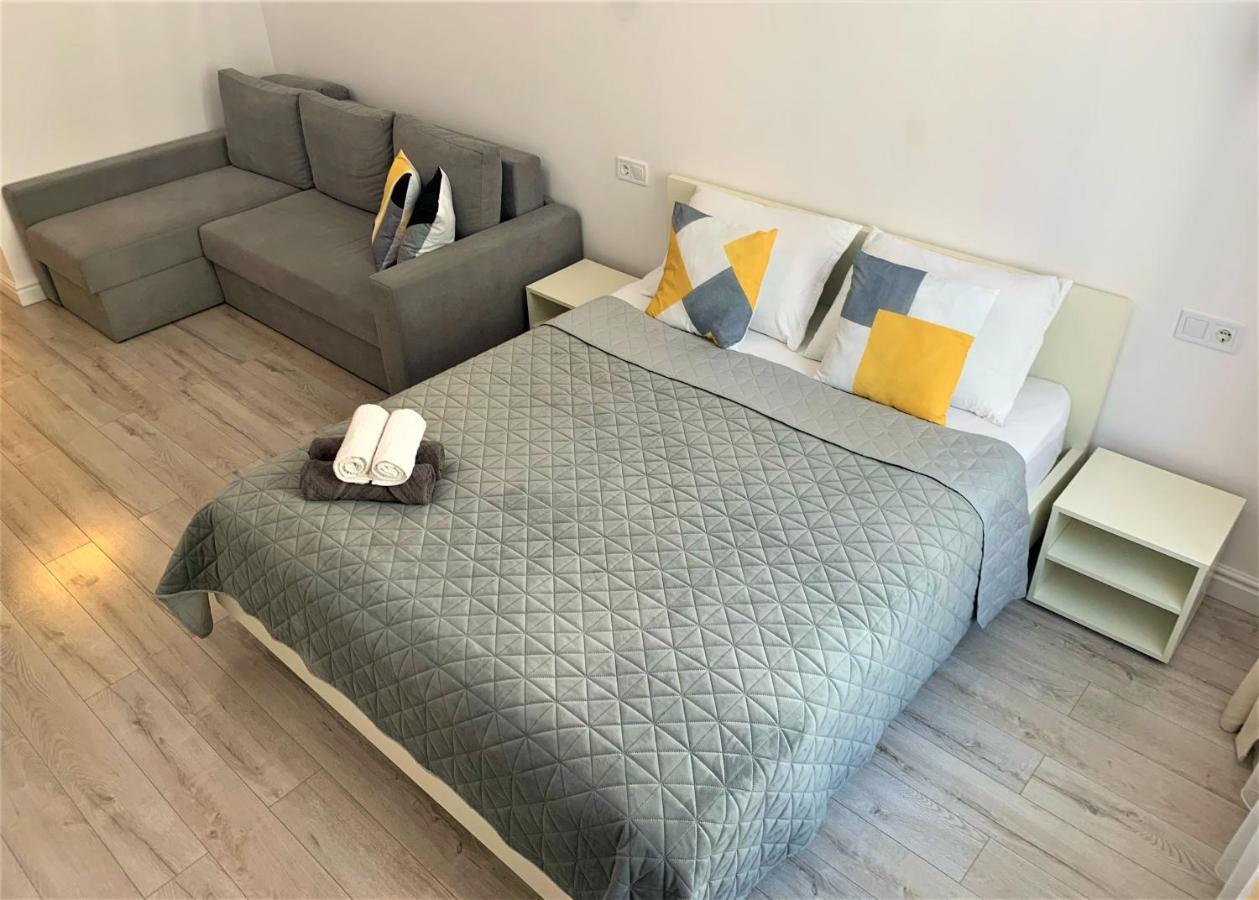 Iris Apartment On Popovich Lviv Bagian luar foto