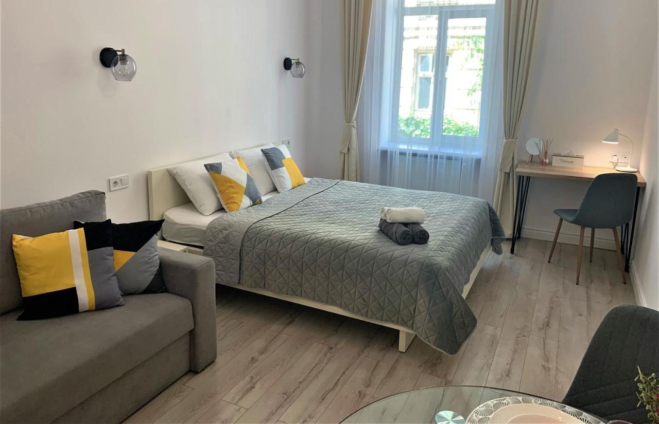 Iris Apartment On Popovich Lviv Bagian luar foto