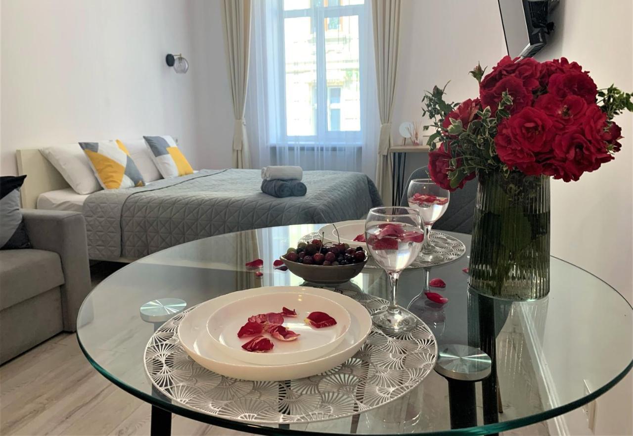 Iris Apartment On Popovich Lviv Bagian luar foto