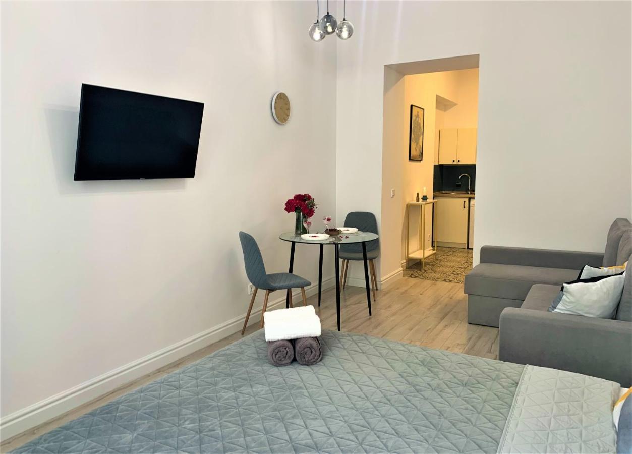 Iris Apartment On Popovich Lviv Bagian luar foto