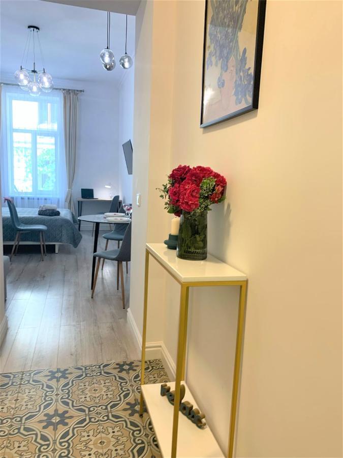 Iris Apartment On Popovich Lviv Bagian luar foto