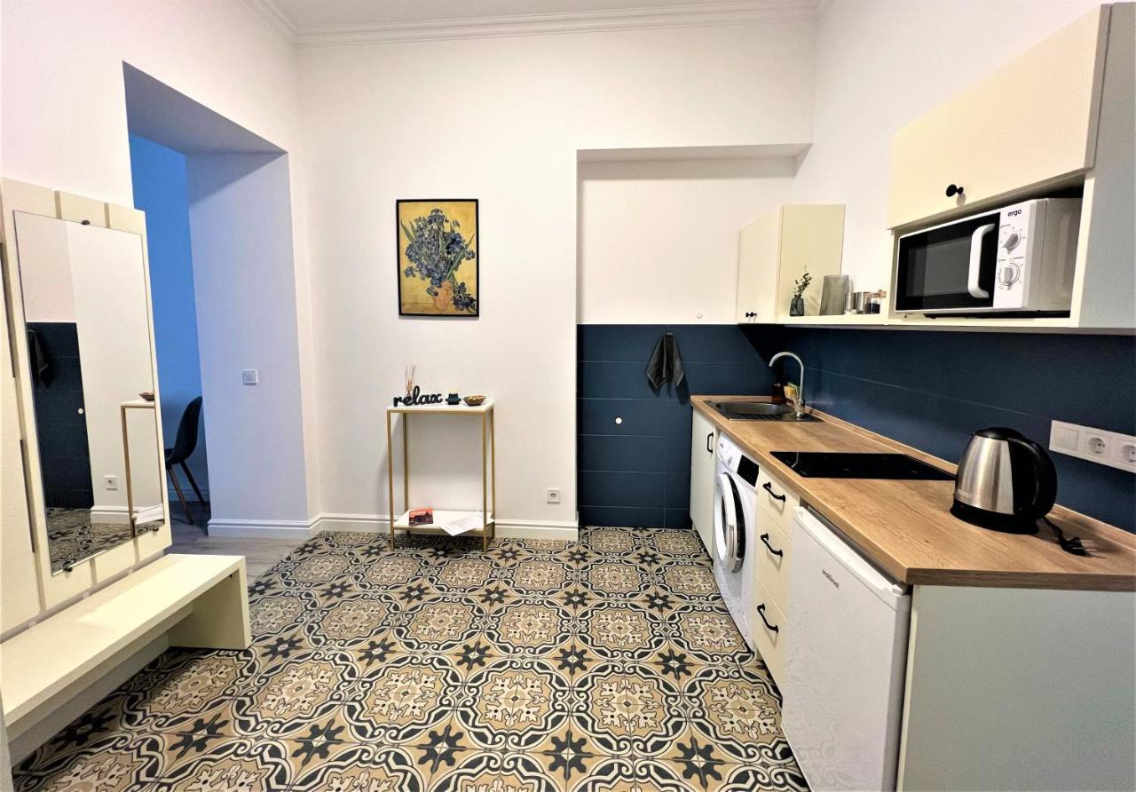 Iris Apartment On Popovich Lviv Bagian luar foto
