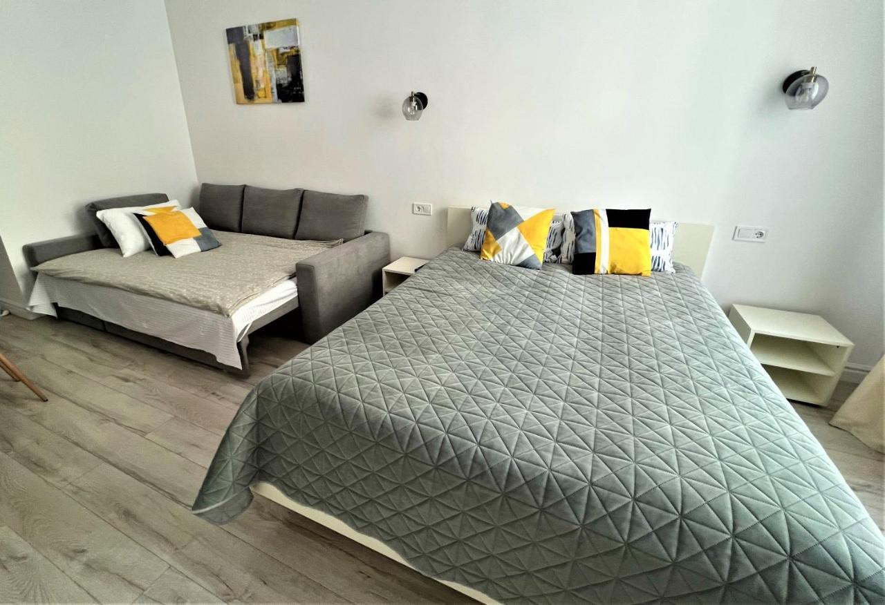 Iris Apartment On Popovich Lviv Bagian luar foto