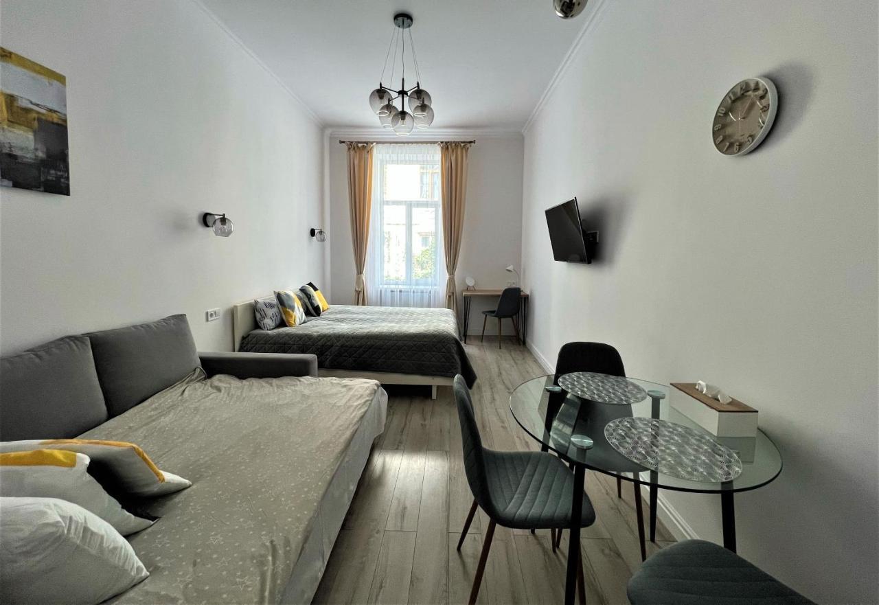 Iris Apartment On Popovich Lviv Bagian luar foto